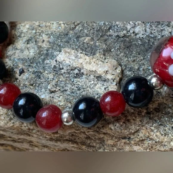 “You Are Always in My Heart” Charm Lamp Work Red & Black Glass Bead Bracelet - Picture 3 of 7